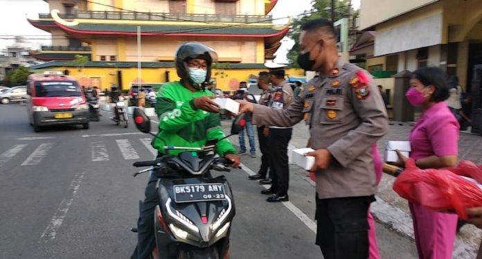 Polsek Medan Timur Peduli Ramadhan, Membagikan Takjil Kepada Masyarakat