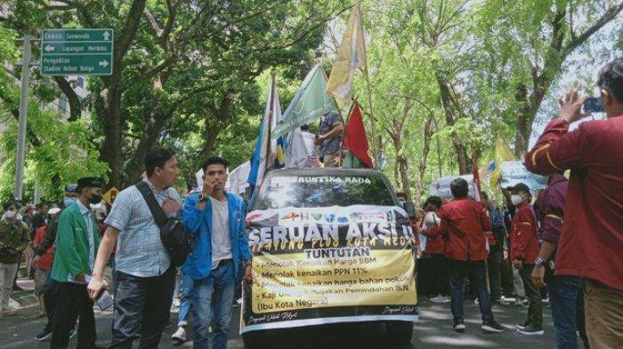 Geruduk DPRD Sumut, Mahasiswa Sindir Rezim Joko Widodo