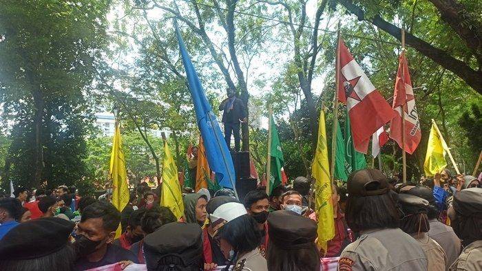 Ratusan Mahasiswa Geruduk Gedung DPRD Sumut, Minta Mafia Minyak Goreng Diusut