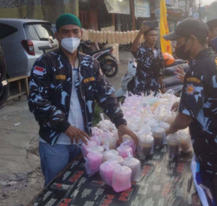 Ketua AMPI Rayon Medan Denai Bagi Takjil Kepada Masyarakat