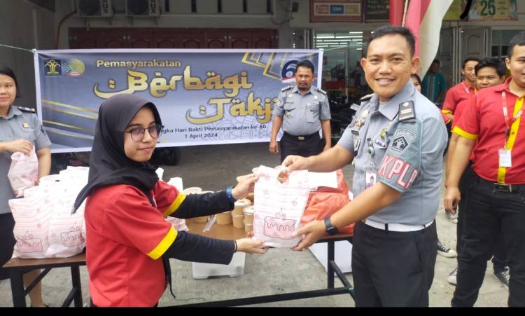 Lapas Narkotika Kelas IIA Pematangsiantar Bagi Takjil ke Masyarakat