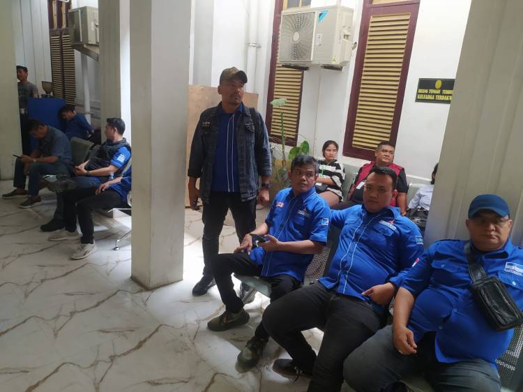 Puluhan Kader Partai Demokrat Sambangi Pengadilan Tipikor Medan