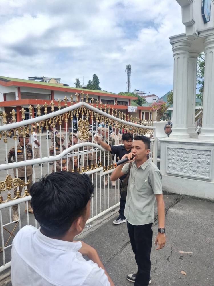 Aliansi Pemuda & Mahasiswa Protes Jalan Berlubang Serta Kebijakan "Kadis Import"