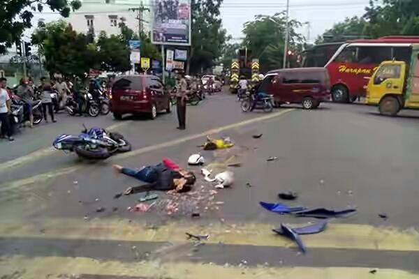 Tiga Tewas Empat Luka , Tergilas Truk Tronton