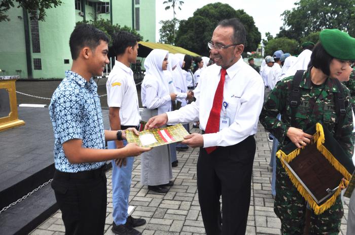 KODAM I/BB  DAN  PT PERTAMINA EP SERAHKAN BEASISWA  