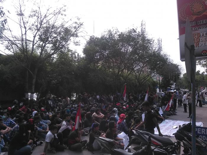 Desak Pembebasan 3 Aktivis, Mahasiswa Datangi Polrestabes Medan