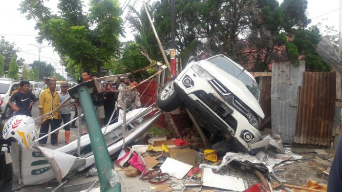Diduga Mabuk, Pajero Sport Hantam Warga di Setia Budi, 4 Tewas