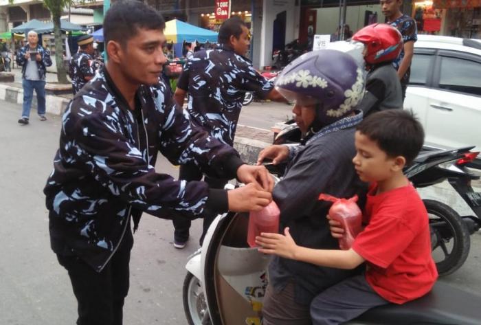Berkah Puasa, DPD AMPI Labuhanbatu Bagi Takzil 