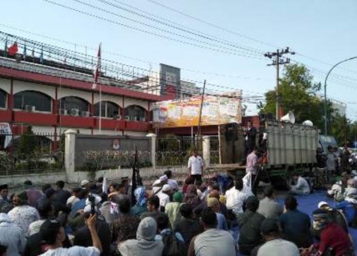 Massa GNKR "Duduki" KPU Sumut Desak Hasil Rekapitulasi Dianulir
