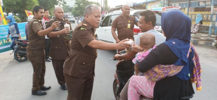 Usai Sertijab Kacabjari Pancurbatu, Kejari DS Bagi-Bagi Takjil