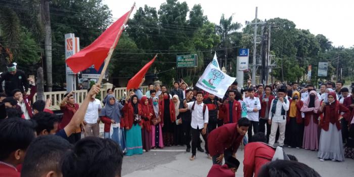 Demo di Poldasu, Mahasiswa Tolak Refresif Penegak Hukum