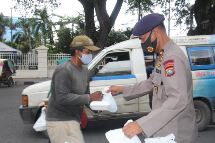 Brimob Poldasu Berbagi Kasih di Lapangan Merdeka 