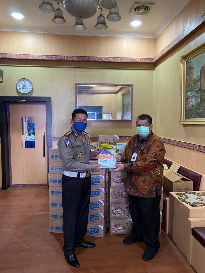 Bank Sumut Bantu Masker dan Vitamin Untuk Personel Lantas Ops Ketupat Toba