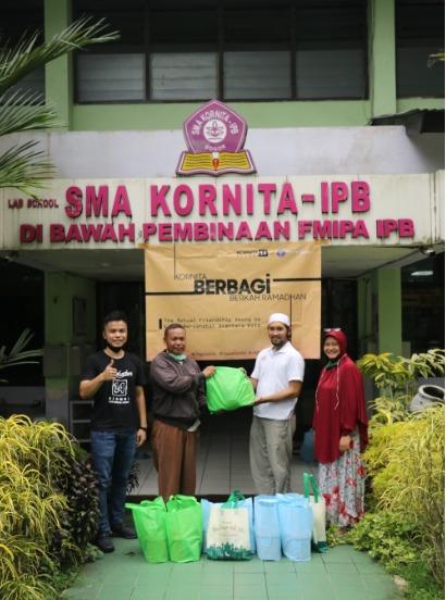 Alumni SMA Kornita Bogor Angkatan 14 Salurkan Bantuan Sembako 