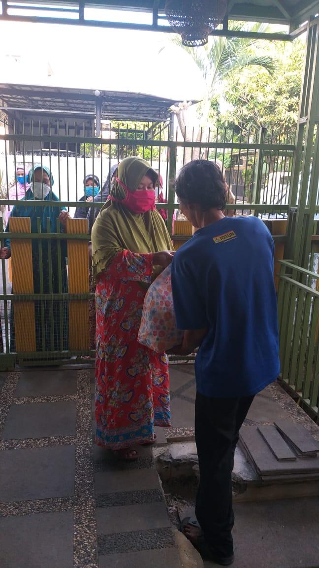 Peduli Sesama, Warga RT 05 Kedung Waringin Bagikan Sembako 