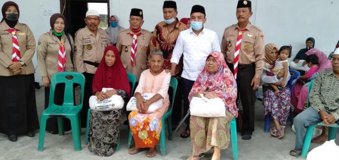 Bupati dan Ketua Kwarcab Pramuka Labuhanbatu Bantu Sembako 