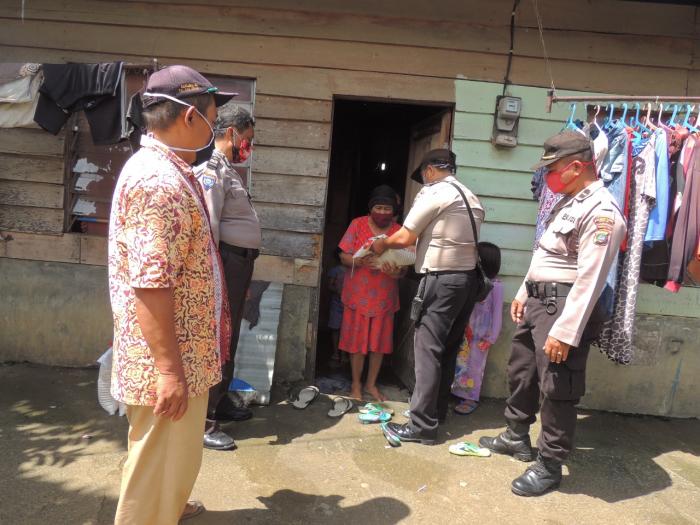 Bentuk Kepedulian Bersatu Melawan Virus Corona, Polsek Patumbak Salurkan Bansos