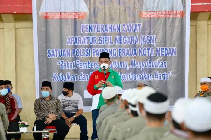 Akhyar Salurkan Zakat Kepada 150 PHL Satpol PP Kota Medan