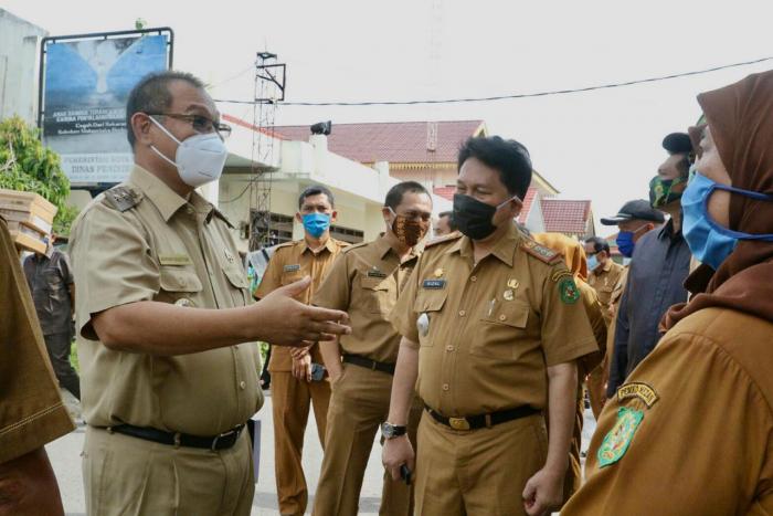 Akhyar Serahkan 1.376 Unit Notebook Untuk SMP dan SD Negeri Kota Medan