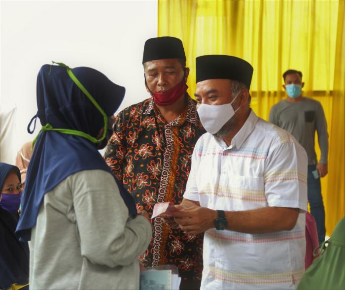 Bupati Labuhanbatu Salurkan BST di Kelurahan Sidorejo