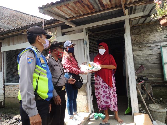 Polsek Patumbak Bersama INA Bersatu Salurkan Sembako ke Warga Terdampak Covid-19
