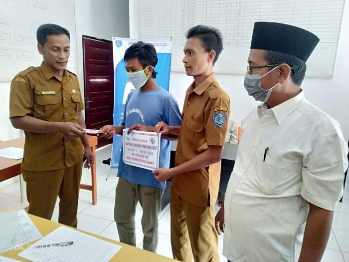 Desa Perkebunan Ajamu Salurkan BLT DD