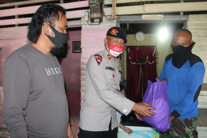 Brimob Polda Sumut Bagikan Sembako kepada Kaum Dhuafa