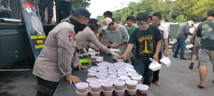 Dapur Lapangan Brimob Poldasu Bagikan Makanan ke Warga Selamat Ketaren