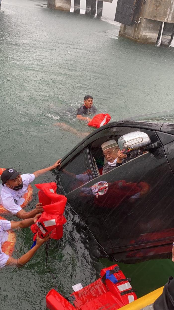 Polres Samosir Selidiki Jatuhnya Avanza ke Danau Toba