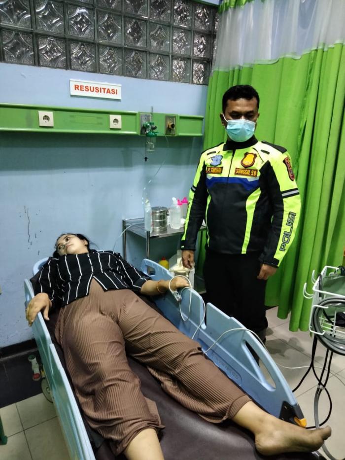 Pengendara Mobil Terluka Ditabrak KA, Seorang Bayi Dikabarkan Meninggal