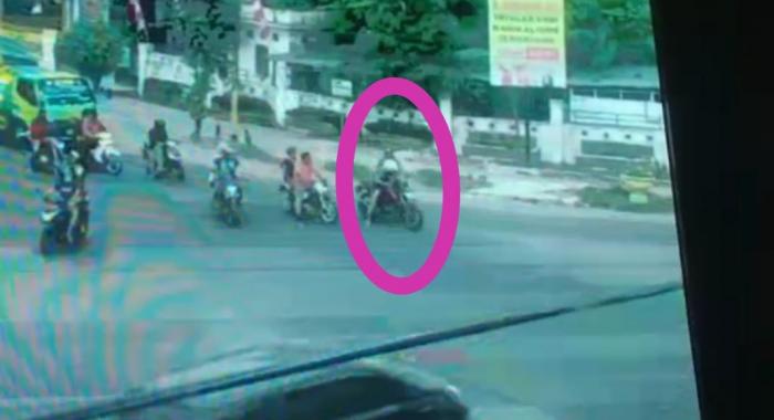 Begal Bersebo Tikami Pengendara Motor di Lampu Merah