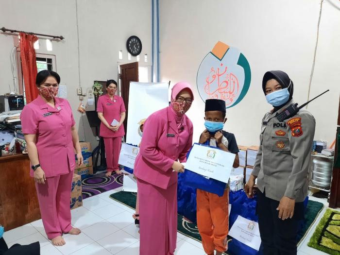 Bhayangkari Cabang Polrestabes Medan Anjangsana ke Panti Asuhan Takaful 