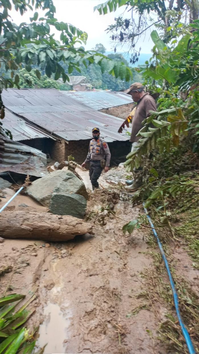 1 Regu SAR Brimob Diturunkan Bantu Banjir Bandang Parapat