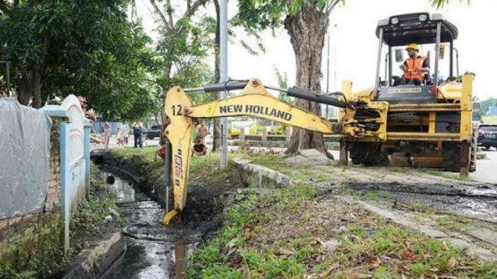Dinas PU Benahi Drainase di Kawasan Tol Bandar Selamat
