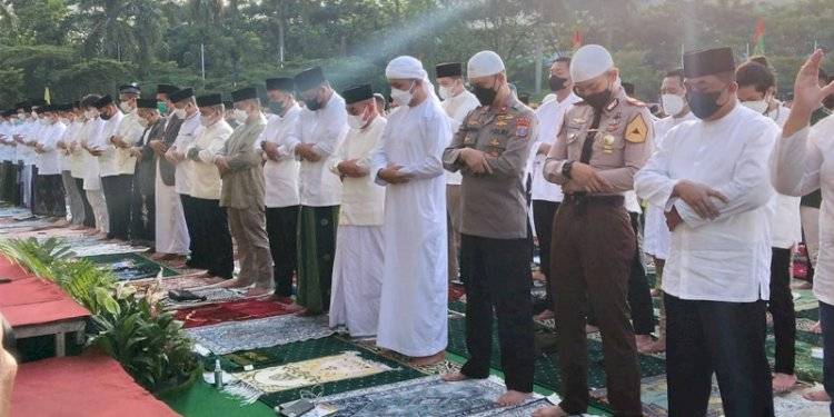 Edy Rahmayadi dan Bobby Nasution Sholat Ied Bersama Ribuan Umat di Lapangan Merdeka Medan