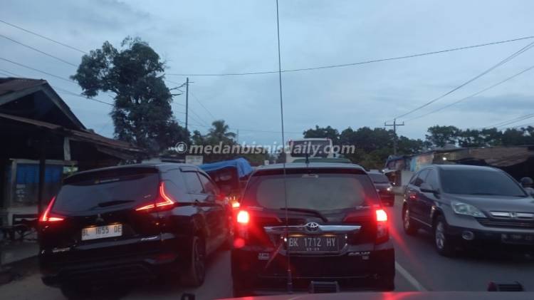 Jalinsum Stabat-Tanjung Pura Padat Merayap, Butuh Waktu 3 Jam Lewati 12 KM