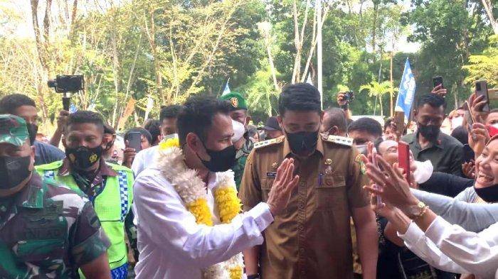 Dikalungi Bunga, Raffi Ahmad Datang ke Medan Zoo Bawa Tiara Andini dan Alshad Ahmad
