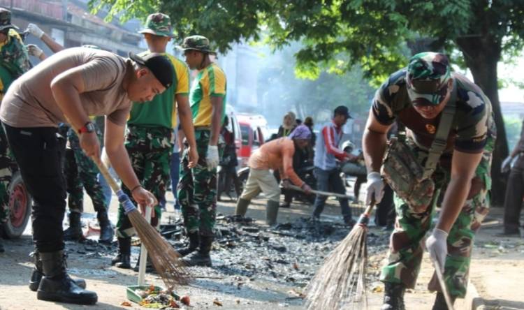 Ciptakan Lingkungan Bersih Kodim 0603/Lebak dan Yonif Mekanis 318/Adhirajasa Yudha Turun Bersihkan Fasilitas Umum