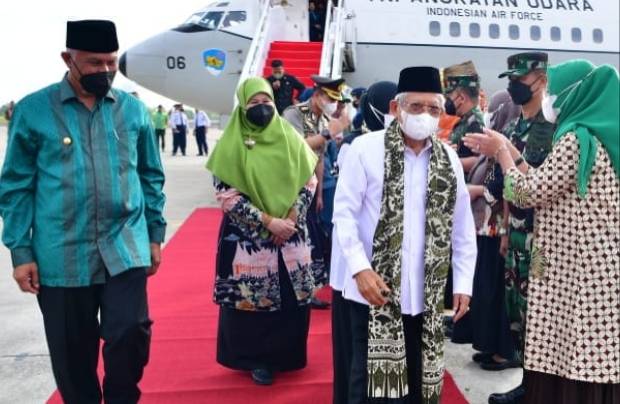 Pangdam I/BB Bersama Forkopimda Prov. Sumbar Sambut Kedatangan Wapres