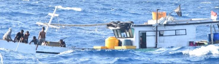 Bakamla RI Evakuasi Korban Kapal Mati Mesin di Perairan Pulau Rote