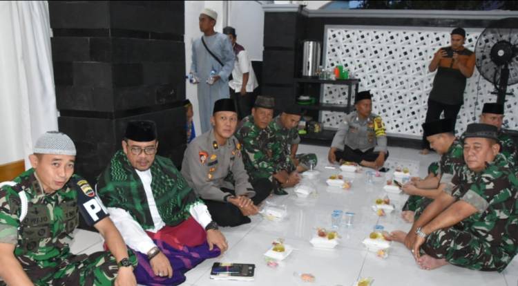 Jaga Sinergitas Prajurit TNI-Polri dan Masyarakat Sholat Subuh Bersama