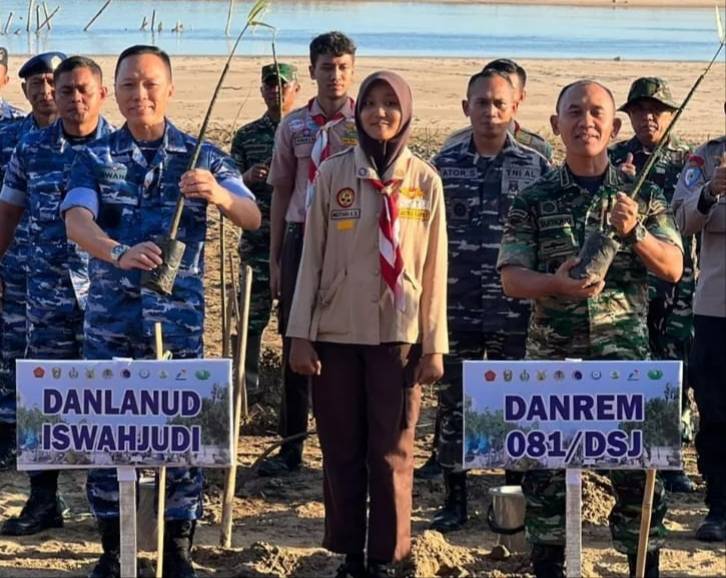 Danlanud Iswahjudi dan Forkopimda Pacitan, Danrem 081/DSJ Tanam Mangrove di Pantai Soge