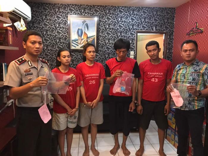 Komplotan Pengedar Dan Pemakai Narkoba Diringkus Polisi 