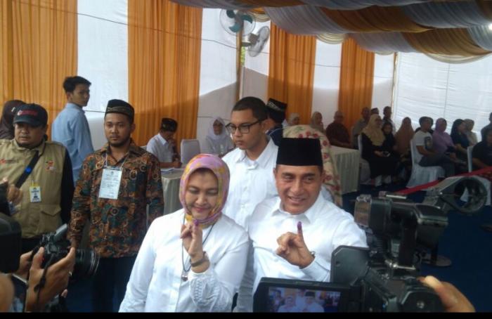 Edy Rahmayadi dan Keluarga Jalan Kaki Mencoblos ke TPS 