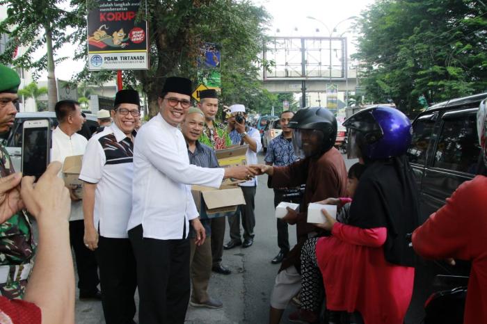 PDAM Tirtanadi Bersama Pokja Wartawan Berbagi Takjil Berbuka Puasa