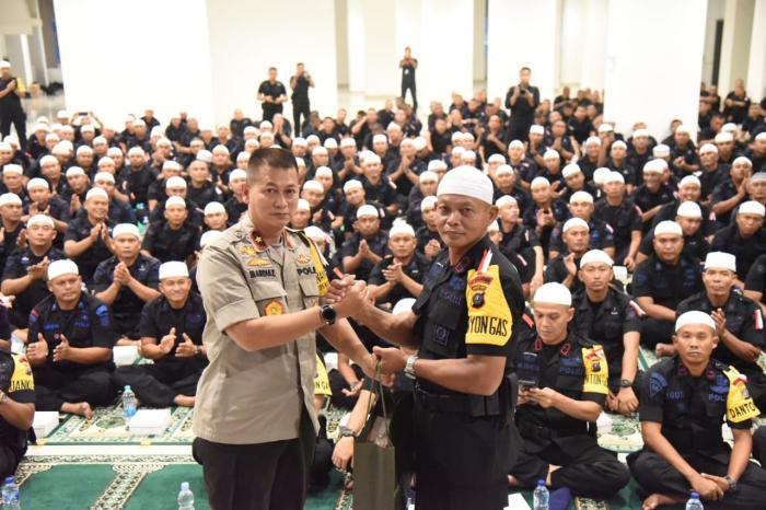 Wakapolda Sumut Berikan THR Brimob BKO Polda Metro  