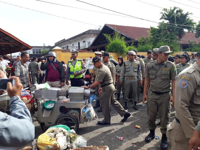 Polsek Medan Kota Bantu Tertibkan PKL Simpang Limun 