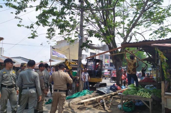 Pemko Medan Tertibkan Ratusan PKL Kampung Lalang