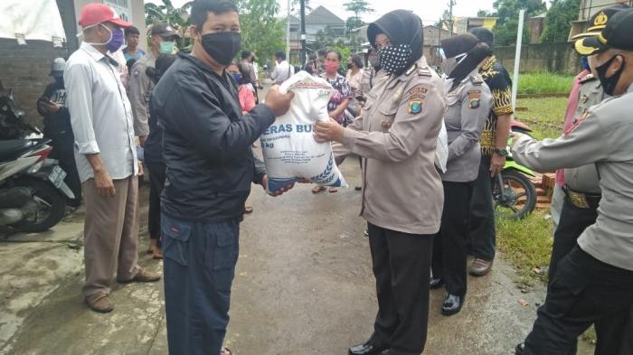 Dit Binmas Poldasu Bagikan Sembako di 2 Kecamatan  