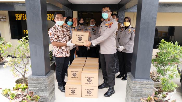 Alumni Akpol 2006 Polda Sumut Bagikan Sembako ke Warga Terdampak Covid-19 